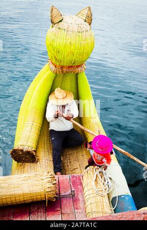 Uros sono un popolo indigeno del Perù e della Bolivia. Essi vivono in un approssimativo e ancora in crescita 120 auto-stile isola galleggiante sul lago Titicaca. Foto Stock