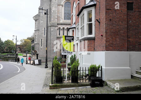 Agente immobiliare proprietà in vendita segno esterno di una casa in costruzione Castle Street Shrewsbury England Regno Unito KATHY DEWITT Foto Stock