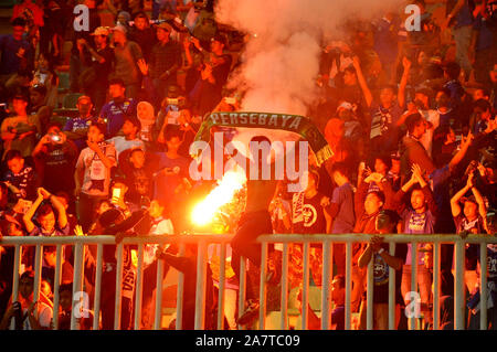 Lo spirito dei tifosi indonesiano fornisce la motivazione per la sua squadra preferita Foto Stock