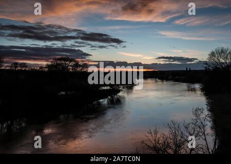 Tramonto colorato al fiume Marlow, Regno Unito Foto Stock