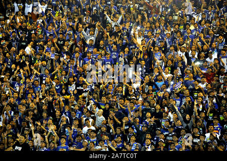 Lo spirito dei tifosi indonesiano fornisce la motivazione per la sua squadra preferita Foto Stock