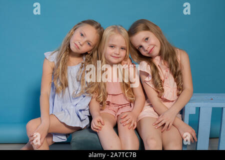 Due piccole ragazze alla moda ragazza in abiti Foto Stock