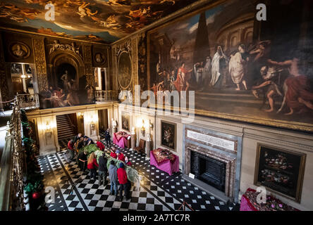 Un alberi di Natale è installato come, quattordici alberi di Natale, fino a 24 piedi di altezza, arrivano a Chatsworth House, vicino a Bakewell, Derbyshire, per impostazione intorno alla maestosa casa prima della stagione di Natale apertura al pubblico sabato. Foto Stock