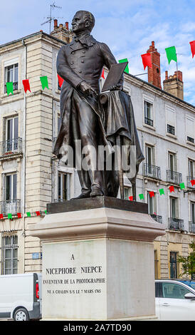 Chalon-sur-Saone, Francia - Statua di Joseph Niépce. Egli ha sviluppato eliografiche, il primo al mondo tecnica fotografica. Foto Stock