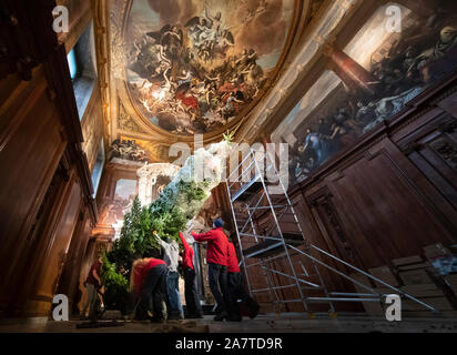 Un alberi di Natale è installato come, quattordici alberi di Natale, fino a 24 piedi di altezza, arrivano a Chatsworth House, vicino a Bakewell, Derbyshire, per impostazione intorno alla maestosa casa prima della stagione di Natale apertura al pubblico sabato. Foto Stock