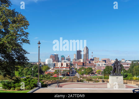 Vista lo skyline del centro cittadino dalle fasi di Iowa State Capitol (Iowa Statehouse), Des Moines, Iowa, USA. Foto Stock