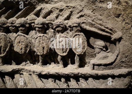 Roman rilievo marmoreo di corazzate romana o navi e soldati romani BC 200-30 (Pompei Italia) Foto Stock