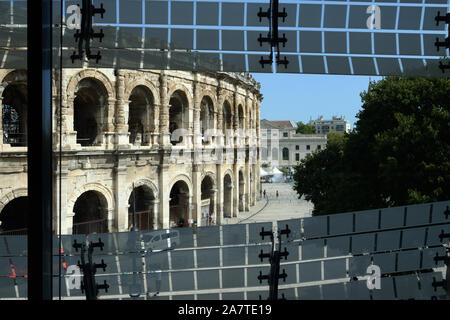 Anfiteatro romano visto dal Musée modernista de la Romanité o Romani Museo archeologico, da Elizabeth de Portzamparc, Nimes Francia Foto Stock