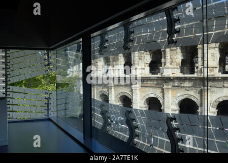 Anfiteatro romano visto dal Musée modernista de la Romanité o Romani Museo archeologico, da Elizabeth de Portzamparc, Nimes Francia Foto Stock