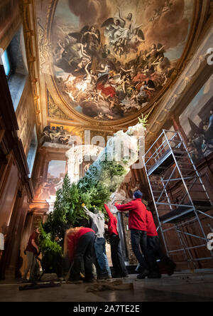 Un alberi di Natale è installato come, quattordici alberi di Natale, fino a 24 piedi di altezza, arrivano a Chatsworth House, vicino a Bakewell, Derbyshire, per impostazione intorno alla maestosa casa prima della stagione di Natale apertura al pubblico sabato. Foto Stock