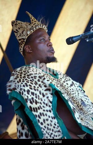 Inkosi Mabudhu Tembe, il capo della tribù Tembe Zululand in Sud Africa, al Festival Marula. Egli indossa il tradizionale royal leopardskin copricapo. Foto Stock