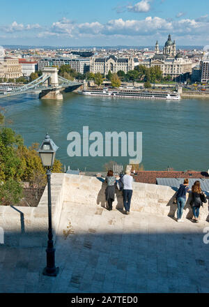 I turisti tenendo in vista dal Castello di Buda Hill. Con il Ponte delle Catene e del fiume Danubio sotto e zona Pest di Budapest in distanza. Foto Stock