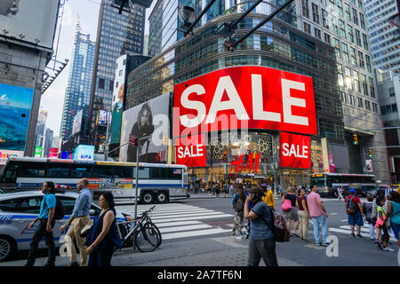 New York, Stati Uniti d'America - 20 ago 2018: un segno al neon in Times Square annuncia l arrivo della vendita Foto Stock