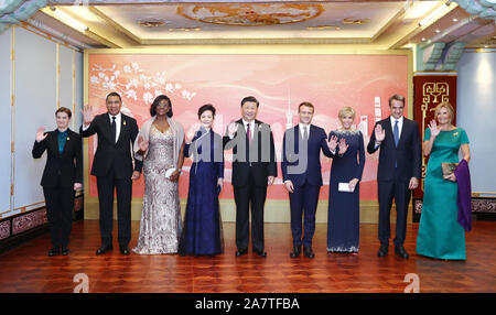 (191104) -- Shanghai, nov. 4, 2019 (Xinhua) -- Il presidente cinese Xi Jinping e sua moglie Peng Liyuan posa per foto con leader stranieri e i loro coniugi, tra cui il presidente francese Emmanuel Macron, il Primo Ministro giamaicano Andrew Holness, Primo Ministro greco Kyriakos Mitsotakis e il Primo Ministro serbo Ana Brnabic, prima di un banchetto a Shanghai in Cina orientale, nov. 4, 2019. Il presidente cinese Xi Jinping e sua moglie Peng Liyuan ospitato un banchetto lunedì sera a Shanghai ad accogliere ospiti illustri da tutto il mondo, che sono qui per partecipare alla seconda China International Import Expo (CI Foto Stock
