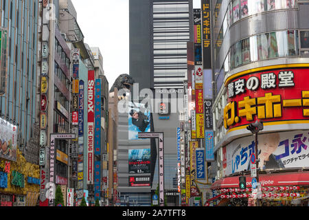 Stile di vita giapponesi a quartiere di Shinjuku, Tokyo Giappone.quartiere di Shinjuku, Giapponese e turisti a piedi passato del quartiere di Shinjuku. Foto Stock