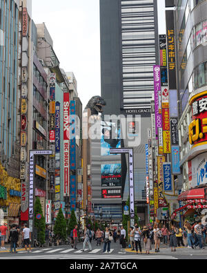 Stile di vita giapponesi a quartiere di Shinjuku, Tokyo Giappone.quartiere di Shinjuku, Giapponese e turisti a piedi passato del quartiere di Shinjuku. Foto Stock