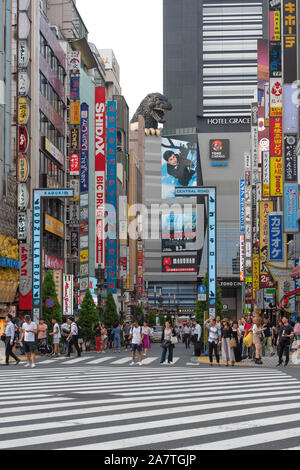 Stile di vita giapponesi a quartiere di Shinjuku, Tokyo Giappone.quartiere di Shinjuku, Giapponese e turisti a piedi passato del quartiere di Shinjuku. Foto Stock