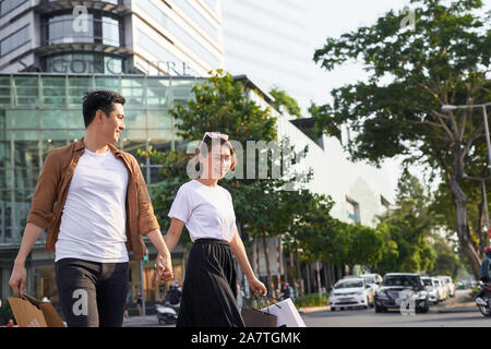 Giovani asiatici giovane andando fuori per fare shopping su Le Loi strada nella città di Hochiminh, Vietnam Foto Stock