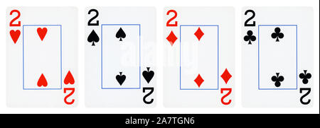 Quattro carte da gioco isolato su sfondo bianco, che mostra due da ciascuna tuta - Cuori, club, vanghe e diamanti. Foto Stock