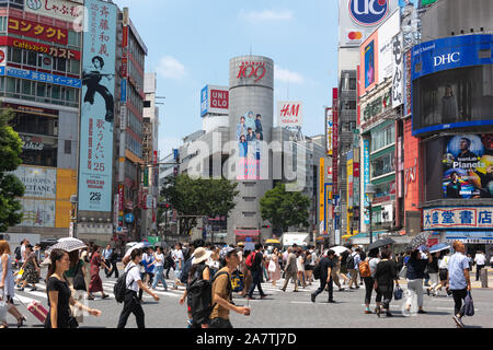 Le persone al quartiere Shibuya, Tokyo, Giappone. Shibuya crossing è il mondo più trafficate di attraversamento pedonale. Foto Stock
