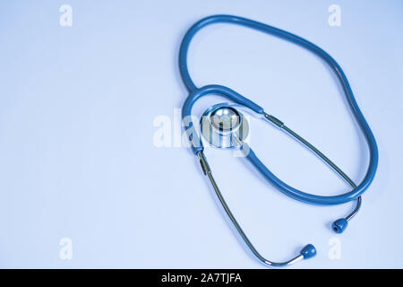 Medicina e concetto di salute. Uno stetoscopio su sfondo blu close up Foto Stock