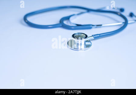 Medicina e concetto di salute. Uno stetoscopio su sfondo blu close up Foto Stock