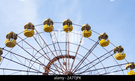 Cabine antica giostra ruota in un parco giochi abbandonato di Chernobyl in Ucraina in autunno Foto Stock