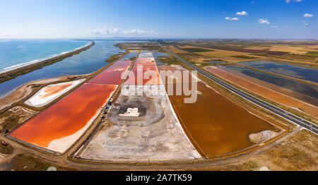 Antenna vista drone di coloratissimi salt marsh vicino a Pomorie, Bulgaria Foto Stock