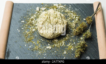 Preparazione per la cottura di canapa o torta di pane. Close-up di pasta fresca con la farina di cannabis. Concetto di utilizza la marijuana in una industria alimentare Foto Stock