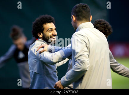 Liverpool è Mohamed Salah (sinistra) e Dejan Lovren durante la sessione di allenamento a Melwood. Foto Stock