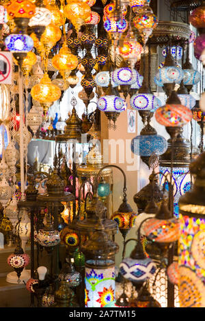 Tradizionale turca lampade decorative per la vendita su Grand Bazaar a Istanbul, Turchia Foto Stock