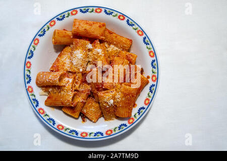 Rigatoni gustosi piatti di pasta con salsa di pomodoro e formaggio parmigiano Foto Stock