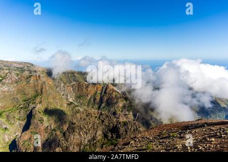 Pico do Arieiro, a 1,818m alta, è l'isola di Madeira il terzo picco più alto. La maggior parte dei giorni i visitatori possono sostare e guardare verso il basso le nuvole. Foto Stock