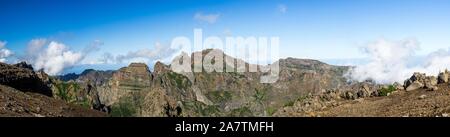 Pico do Arieiro, a 1,818m alta, è l'isola di Madeira il terzo picco più alto. La maggior parte dei giorni i visitatori possono sostare e guardare verso il basso le nuvole. Foto Stock