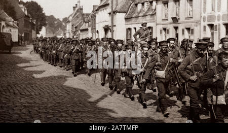 La fanteria britannica marciando attraverso il villaggio di Vieux Berquin in seguito alla battaglia di Loos che ha avuto luogo dal 25 settembre al 8 ottobre 1915 in Francia sul fronte occidentale. È stato il più grande attacco inglese del 1915, la prima volta che i britannici usato gas asfissianti e la prima massa innesto della nuova unità dell'esercito. Foto Stock