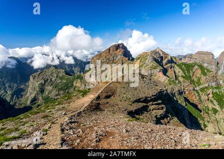 Pico do Arieiro, a 1,818m alta, è l'isola di Madeira il terzo picco più alto. La maggior parte dei giorni i visitatori possono sostare e guardare verso il basso le nuvole. Foto Stock