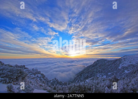 Inverno sunrise scena dalla cima della montagna nei Carpazi romeni. Foto Stock
