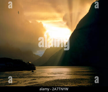 NO - ISOLE LOFOTEN: Sunset over Vorfjorden Foto Stock