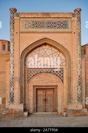 Cancello di ingresso di Amir Alim Khan Madrassa, Bukhara, Uzbekistan in Asia centrale Foto Stock