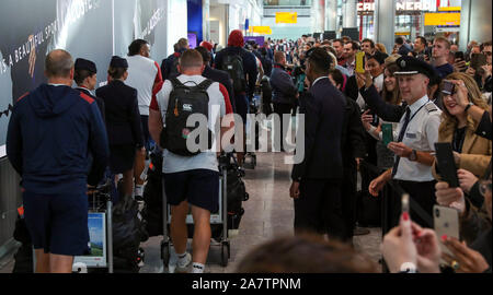 La folla si riuniscono come l'Inghilterra di Rugby tornare all'aeroporto di Heathrow di Londra. Foto Stock