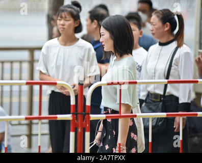 Coda per un controllo di sicurezza il punto in piazza Tiananmen a Pechino, Cina Foto Stock