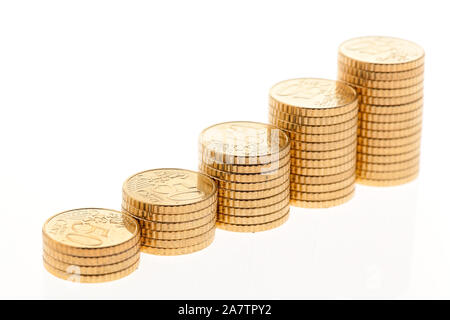 Einige Stapel von Euro Geld Münzen auf weissem Hintergrund, 50 Cent Münzen, Mindesteinkommen, Notgroschen, Benzingeld, previdenza, Sparen, Foto Stock