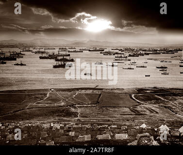 Nei primi mesi del 1915, gli alleati utilizzato l'isola di Lemnos nella parte settentrionale del Mar Egeo, per cercare di catturare il stretto dei Dardanelli, una cinquantina di chilometri (31 miglia). Ammassato spedizioni in porto a Moudros è stato messo sotto il controllo di British Ammiraglio Rosslyn Wemyss, che è stata condannata per preparare il poi largamente inutilizzati Harbour per le operazioni contro i Dardanelli. Questo è stato fatto principalmente dai britannici e in gran parte attraverso l'entusiasmo di Winston Churchill. Foto Stock