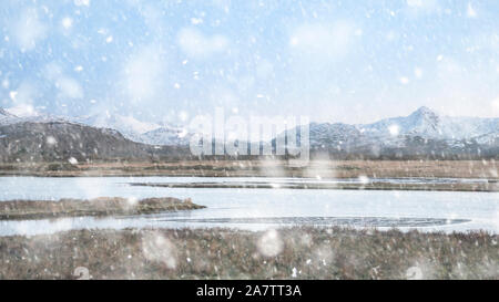 Incantevole paesaggio invernale immagine di Mount Snowdon e altri picchi nel Parco Nazionale di Snowdonia in pesante tempesta di neve Foto Stock