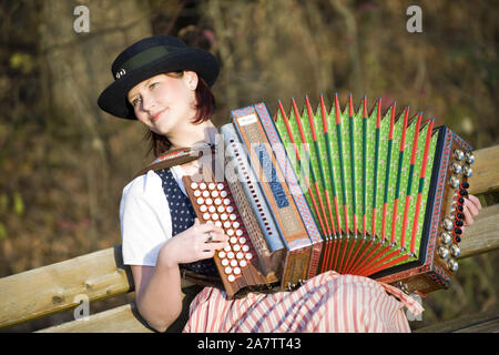 Junge Frau in Tracht mit steirischer Harmonika, Akkordeon, signor: Sì Foto Stock