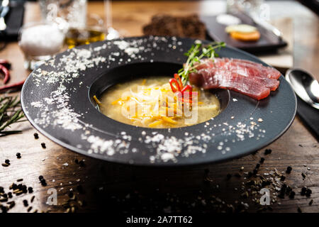 Cancellare la zuppa di pesce serviti in una ciotola in ristorante Foto Stock