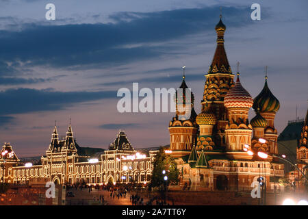 Russland, Moskau, Roter Platz, Basilius-Kathedrale und Kaufhaus GUM, Foto Stock