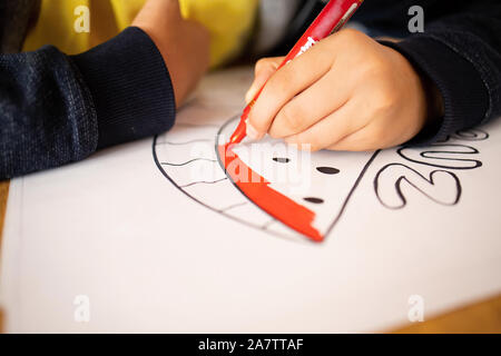 Bambino disegna con matite di colore, si torna a scuola Foto Stock