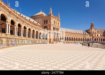 Archi decorati e piastrellate nicchie nella Siviglia Plaza de España Siviglia Parco Maria Luisa siviglia Spagna Siviglia Andalusia Spagna UE Europa Foto Stock