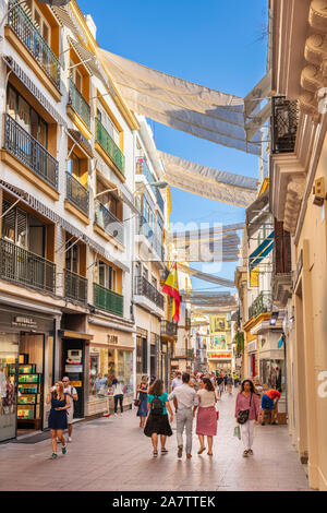 Negozi di Calle Sierpes con tende da sole e tettoie per proteggere gli acquirenti dal calore e sun nel centro della città di Siviglia Spagna UE Europa Foto Stock
